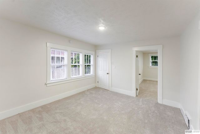 2870 Newport Avenue, Omaha, NE 68112