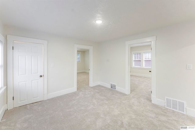 2870 Newport Avenue, Omaha, NE 68112