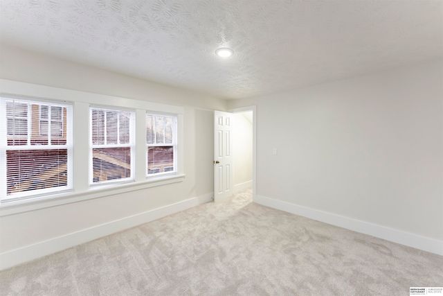 2870 Newport Avenue, Omaha, NE 68112
