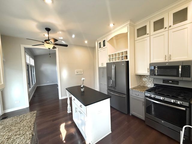 4 Greenbrier Court, Lake In The Hills, IL 60156