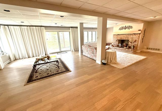 4 Greenbrier Court, Lake In The Hills, IL 60156