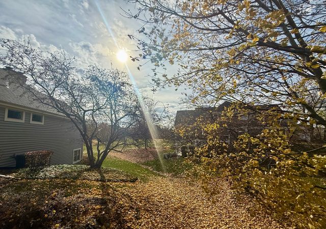 4 Greenbrier Court, Lake In The Hills, IL 60156