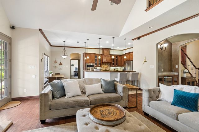 941 Thomas Crossing Drive, Fort Worth, TX 76028