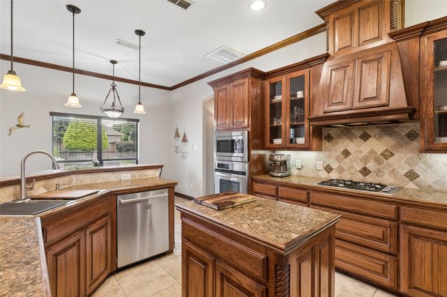 941 Thomas Crossing Drive, Fort Worth, TX 76028