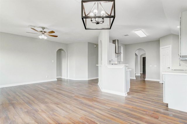 7027 Sun Creek Drive, Hitchcock, TX 77563