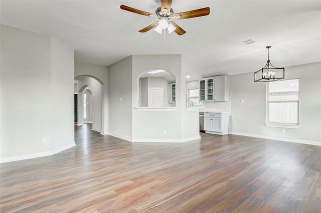 7027 Sun Creek Drive, Hitchcock, TX 77563