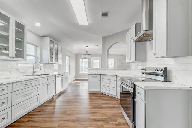 7027 Sun Creek Drive, Hitchcock, TX 77563