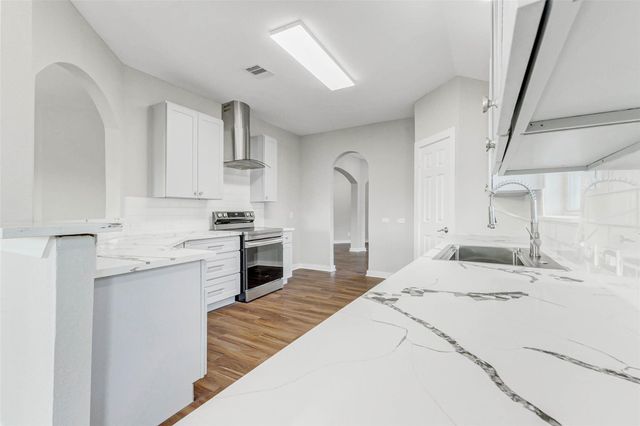 7027 Sun Creek Drive, Hitchcock, TX 77563