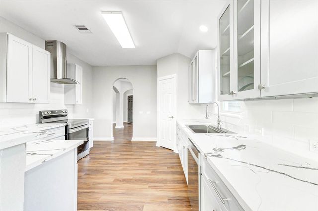 7027 Sun Creek Drive, Hitchcock, TX 77563