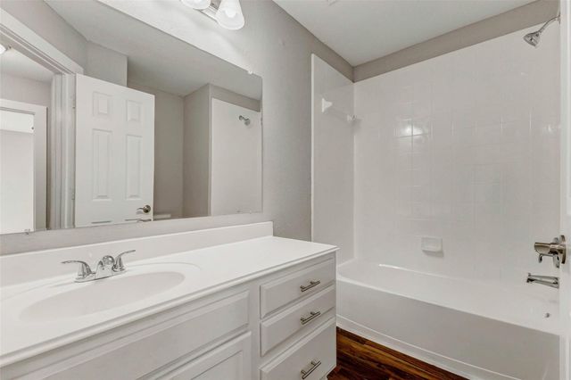 7027 Sun Creek Drive, Hitchcock, TX 77563