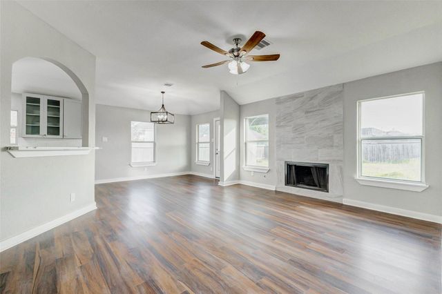 7027 Sun Creek Drive, Hitchcock, TX 77563