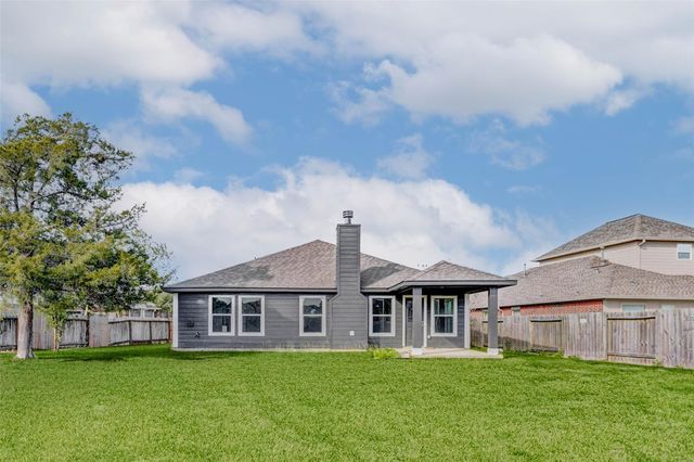 7027 Sun Creek Drive, Hitchcock, TX 77563