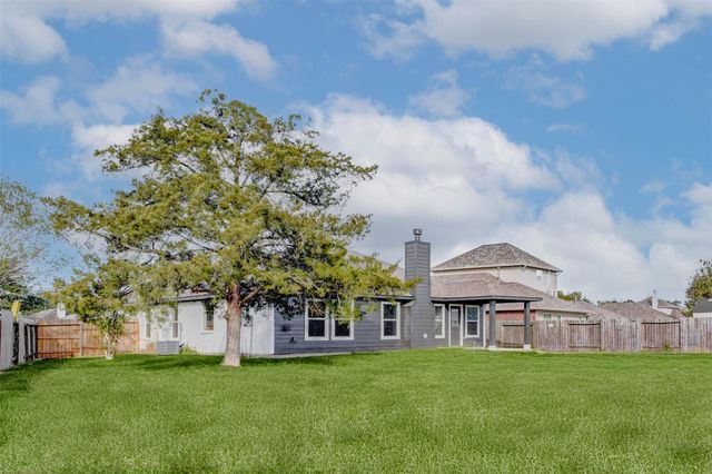 7027 Sun Creek Drive, Hitchcock, TX 77563