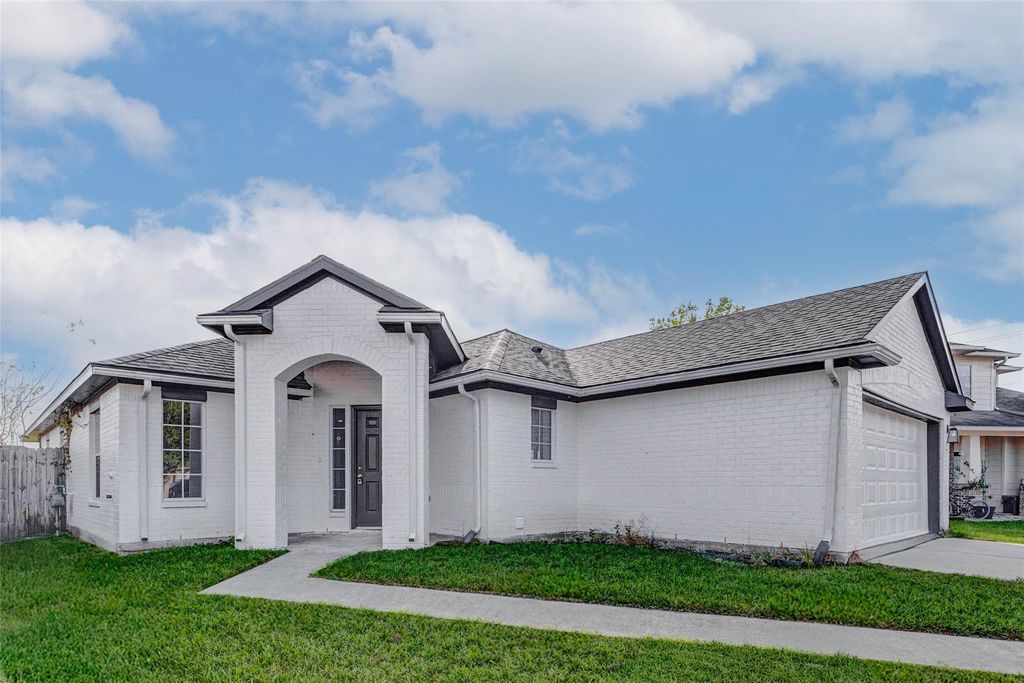 7027 Sun Creek Drive, Hitchcock, TX 77563