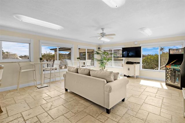 1160 Hillsboro Mile 903, Hillsboro Beach, FL 33062