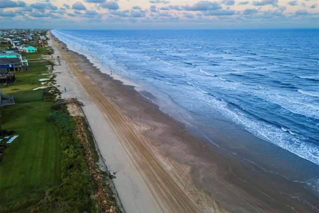 946 Raymond, Port Bolivar, TX 77650