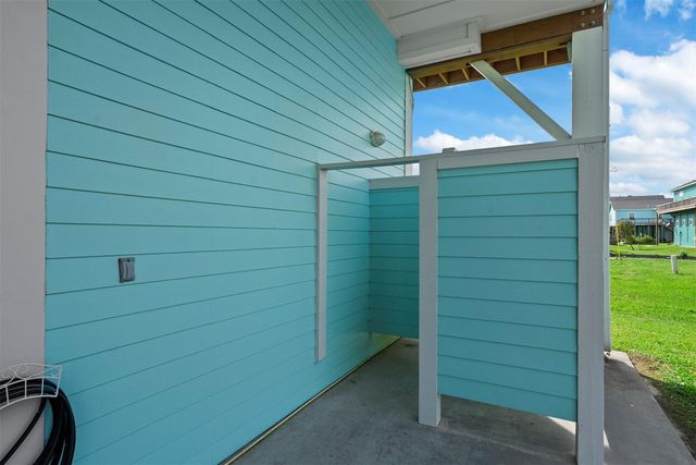 946 Raymond, Port Bolivar, TX 77650