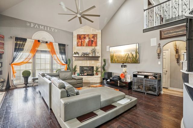 400 Shadow Creek Drive, Desoto, TX 75115