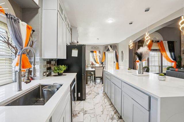 400 Shadow Creek Drive, Desoto, TX 75115