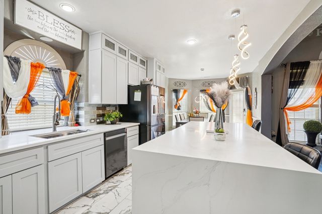 400 Shadow Creek Drive, Desoto, TX 75115