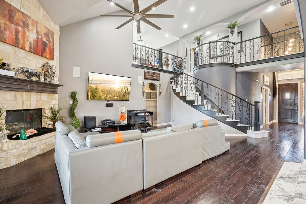 400 Shadow Creek Drive, Desoto, TX 75115