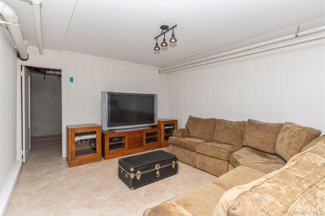 46 Wyatt Road, Garden City, NY 11530