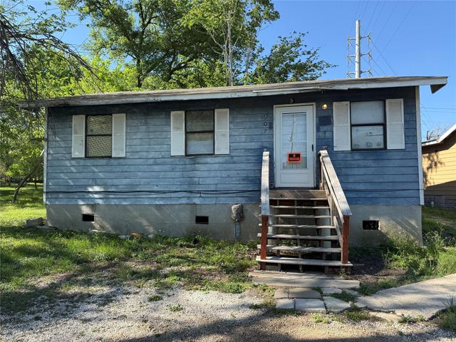 907 E Market ST, Lockhart, TX 78644