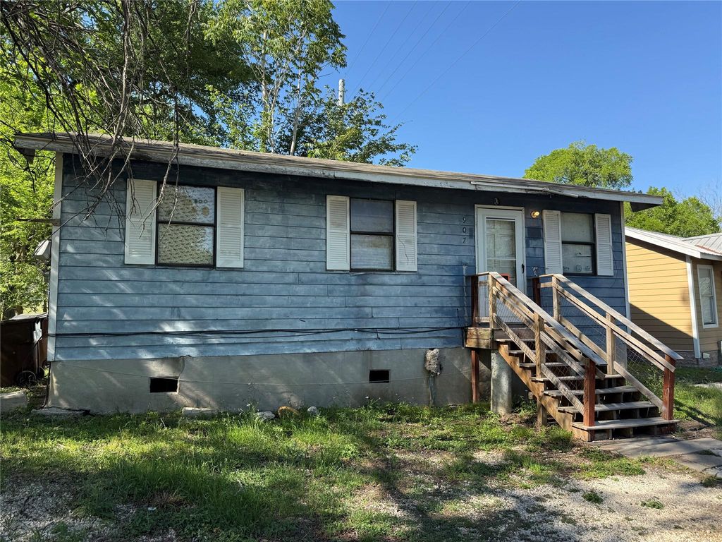 907 E Market ST, Lockhart, TX 78644