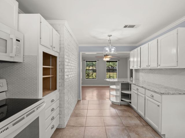 176 Country Club Circle, Leesville, LA 71446