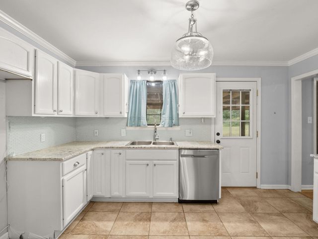 176 Country Club Circle, Leesville, LA 71446