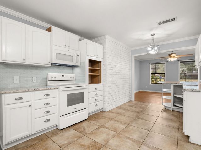 176 Country Club Circle, Leesville, LA 71446