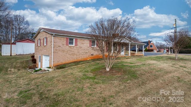 902 Greenwood Place, Lenoir, NC 28645