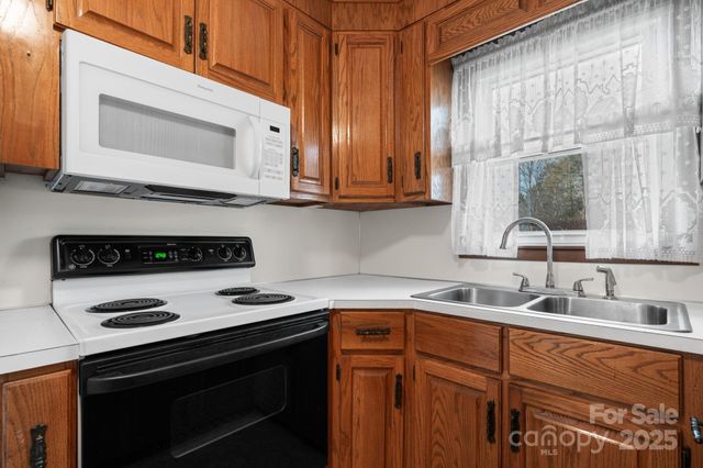 902 Greenwood Place, Lenoir, NC 28645