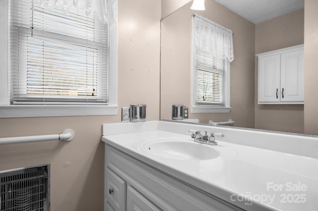 902 Greenwood Place, Lenoir, NC 28645