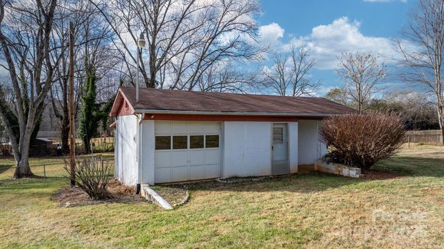 902 Greenwood Place, Lenoir, NC 28645