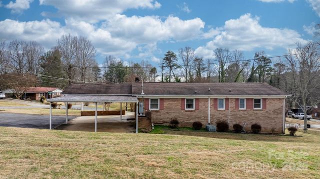 902 Greenwood Place, Lenoir, NC 28645