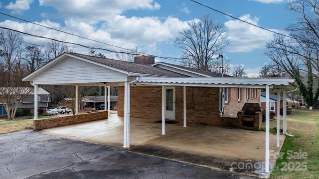 902 Greenwood Place, Lenoir, NC 28645