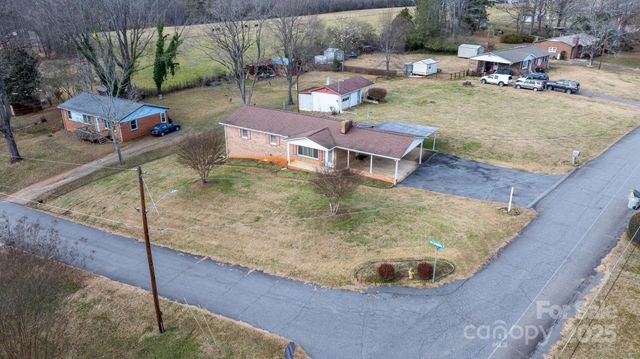 902 Greenwood Place, Lenoir, NC 28645