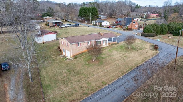 902 Greenwood Place, Lenoir, NC 28645