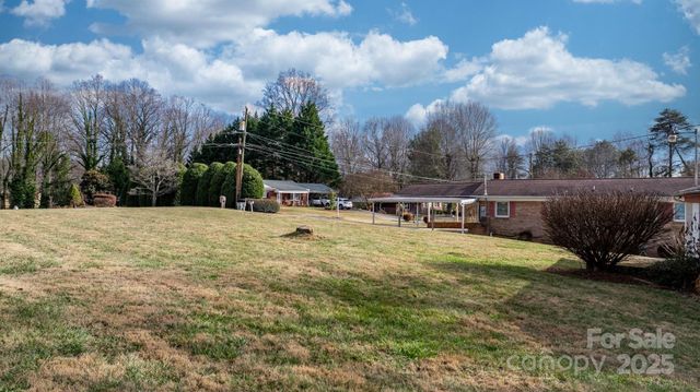 902 Greenwood Place, Lenoir, NC 28645