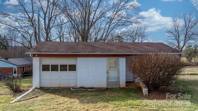 902 Greenwood Place, Lenoir, NC 28645