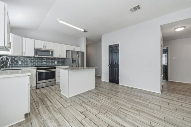 208 Hyltin ST, Hutto, TX 78634