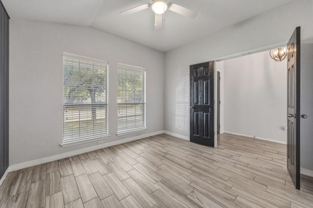 208 Hyltin ST, Hutto, TX 78634