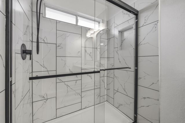 208 Hyltin ST, Hutto, TX 78634