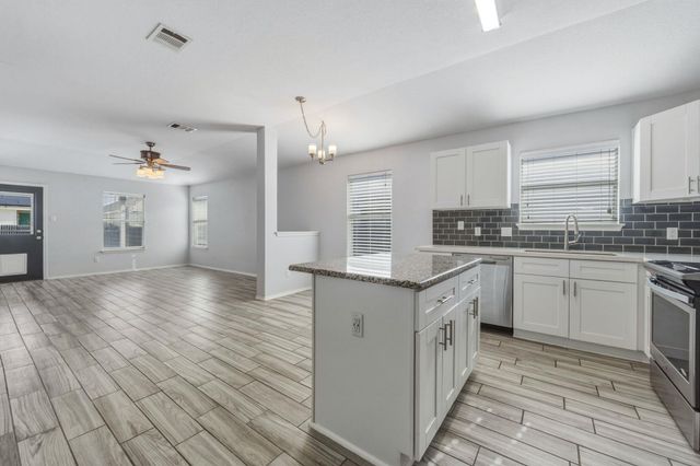 208 Hyltin ST, Hutto, TX 78634