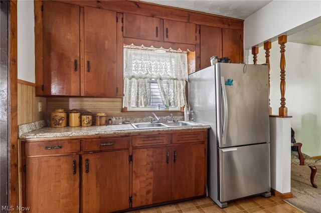 861 5th Avenue, Akron, OH 44306