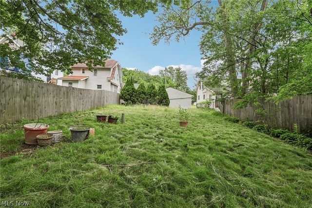 861 5th Avenue, Akron, OH 44306