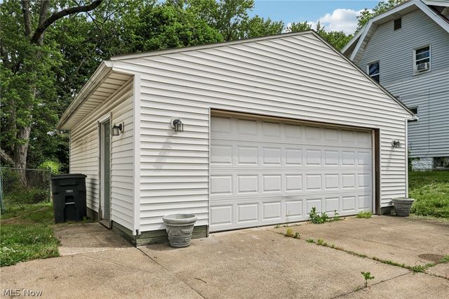 861 5th Avenue, Akron, OH 44306