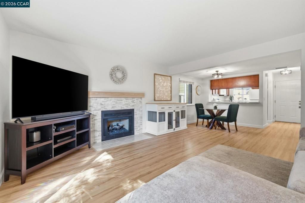 Image 4 of property listing at 701 701 Center Ave, Martinez, CA 94553