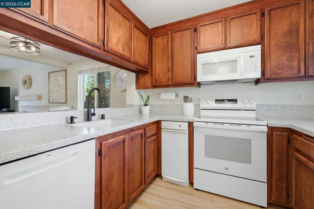 Image 7 of property listing at 701 701 Center Ave, Martinez, CA 94553